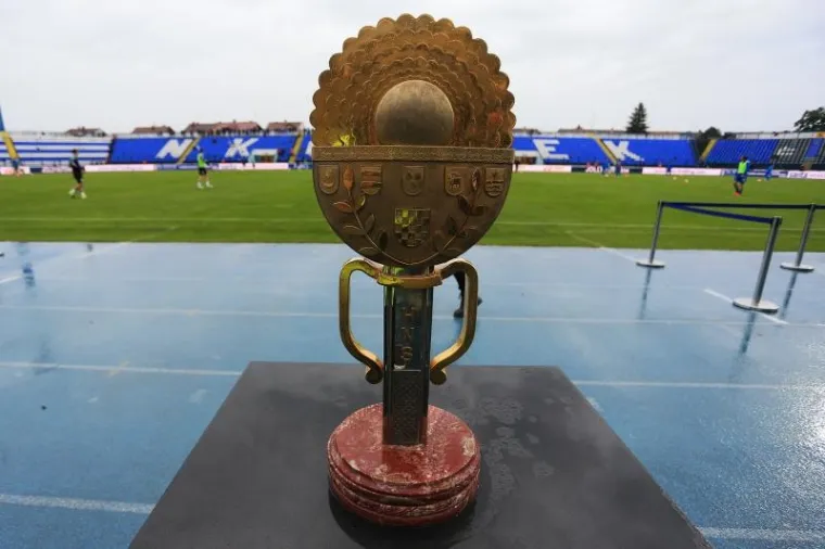 Nogometa&scaron;i Dinama pobjednici su hrvatskog Kupa nakon &scaron;to su u finalu u Osijeku pobijedili Slaven Belupo 2-1 (1-0).  Golove za Dinamo zabili su Marko Pjaca (30-11m) i Marko Rog (76), a za Slaven Belupo je pogodak postigao Muzafer Ejupi (61).