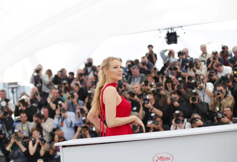 Jarko crveni kombinezon naglasio trudnički trbu&scaron;čić lijepe Blake Lively