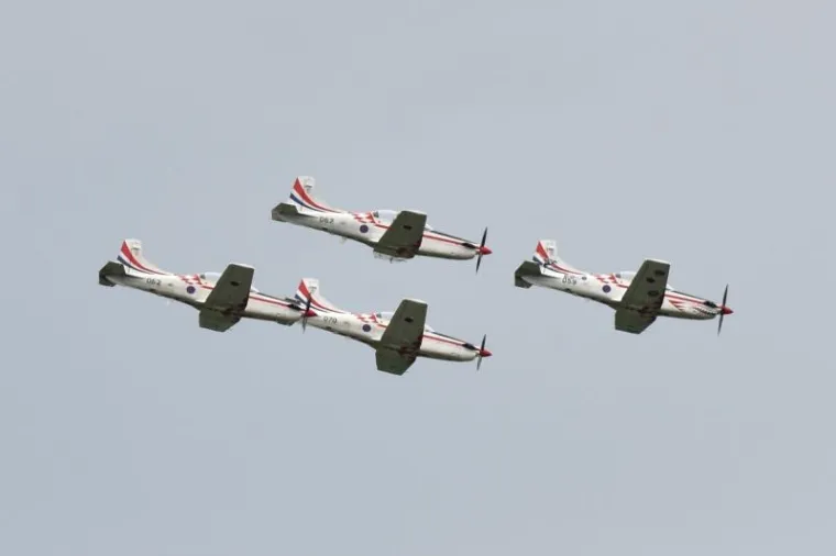U sastavu "Krila Oluje" lete piloti iz sastava 93. Zrakoplovne baze Zemunik. Za razliku od većine svjetskih akrobatskih grupa čiji se piloti isključivo bave uvježbavanjem i nastupima akro grupe, primarna zadaća pilota "Krila Oluje" je obuka budućih pilota HRZ.