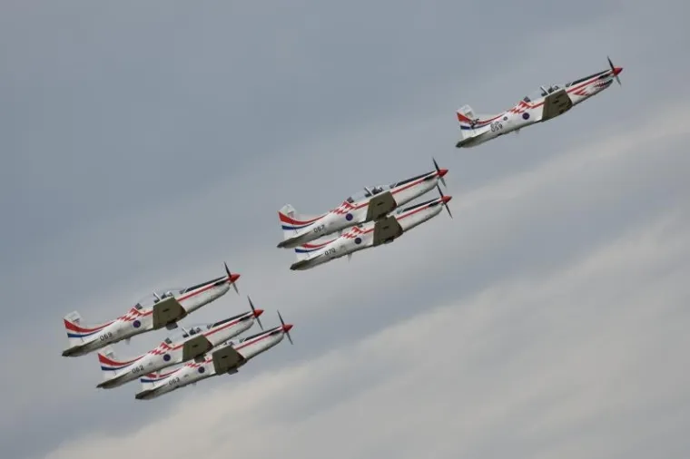 SPEKTAKULARNI PRIZORI: Skupina 'Krila Oluje' predstavila svoj novi letački program