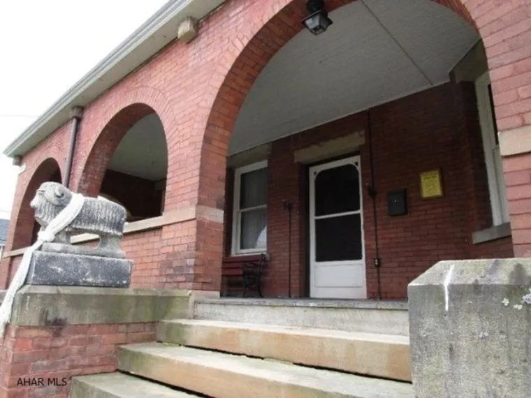 OGROMNO IMANJE JE PROSTRANO I POVOLJNO, ALI IMA JEDNU TAJNU: Biste li živjeli u takvoj kući?