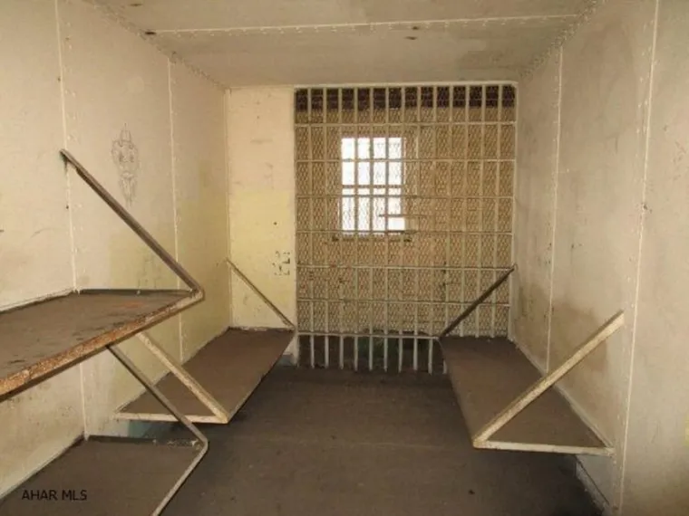 OGROMNO IMANJE JE PROSTRANO I POVOLJNO, ALI IMA JEDNU TAJNU: Biste li živjeli u takvoj kući?