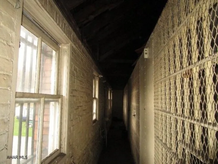 OGROMNO IMANJE JE PROSTRANO I POVOLJNO, ALI IMA JEDNU TAJNU: Biste li živjeli u takvoj kući?