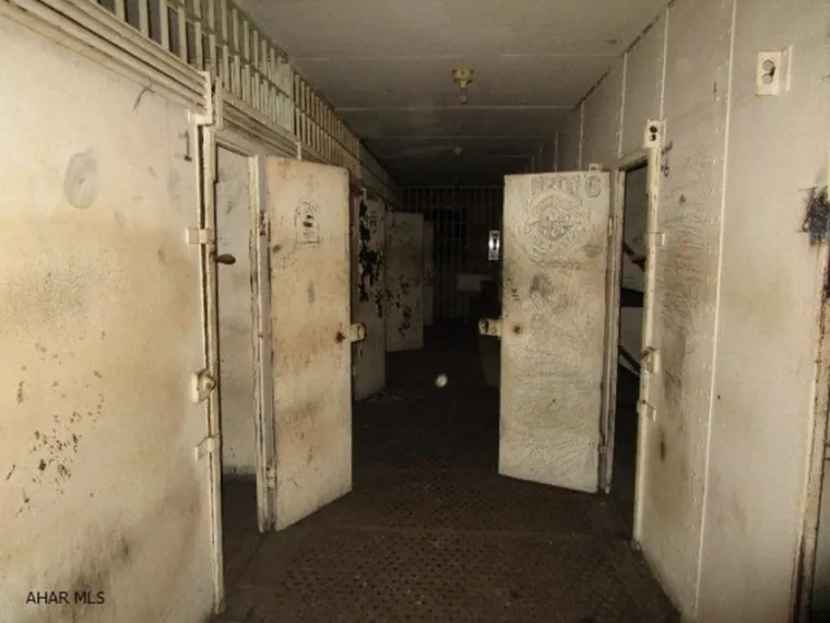 OGROMNO IMANJE JE PROSTRANO I POVOLJNO, ALI IMA JEDNU TAJNU: Biste li živjeli u takvoj kući?