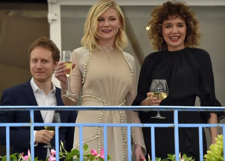 Nemes Laszlo, Kirsten Dunst i Valeria Golino