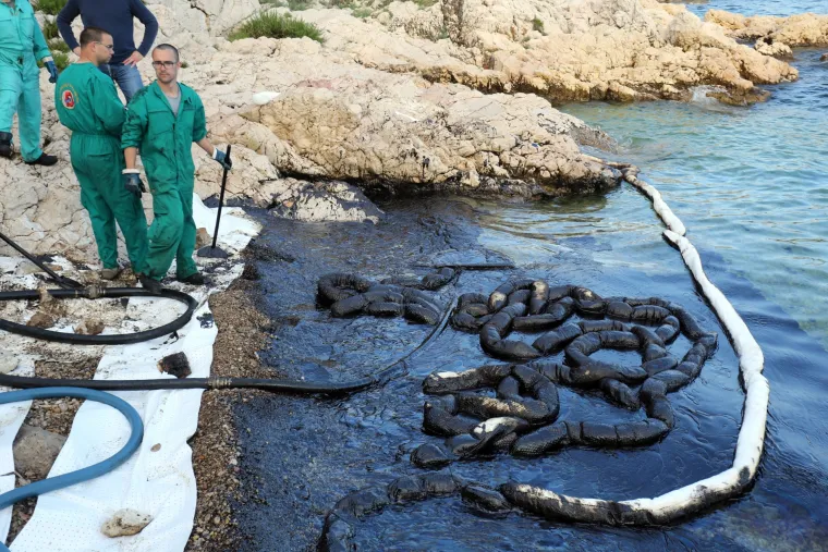 Sanacija naftnog zagađenja mora u mjestu Urinj pored rafinerije nafte INA