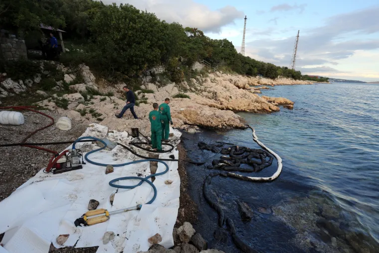 Sanacija naftnog zagađenja mora u mjestu Urinj pored rafinerije nafte INA