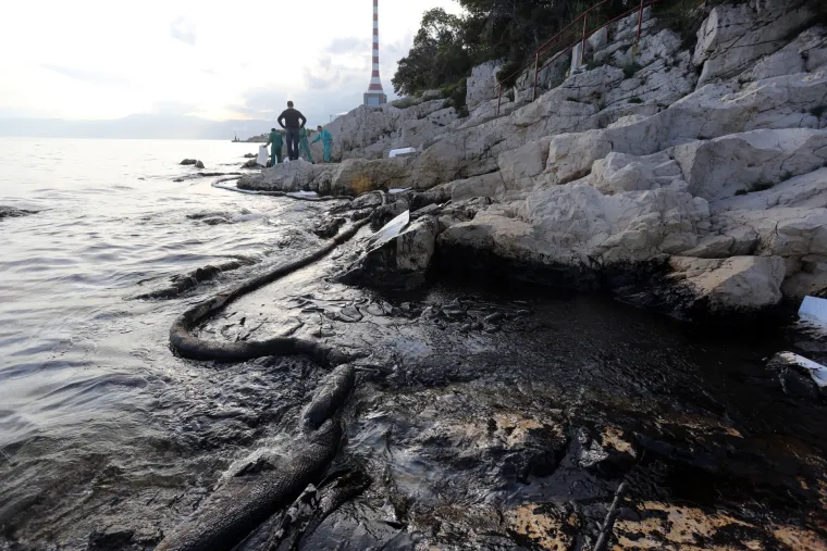 Sanacija naftnog zagađenja mora u mjestu Urinj pored rafinerije nafte INA