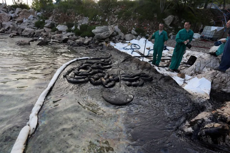 Sanacija naftnog zagađenja mora u mjestu Urinj pored rafinerije nafte INA