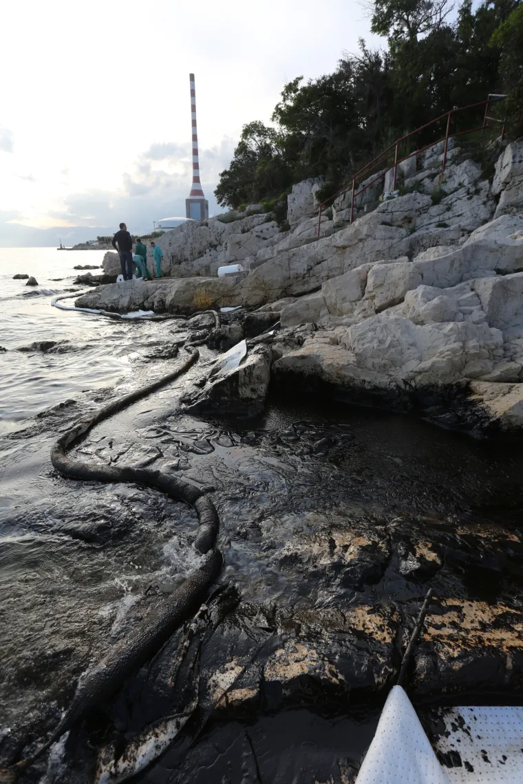 Sanacija naftnog zagađenja mora u mjestu Urinj pored rafinerije nafte INA