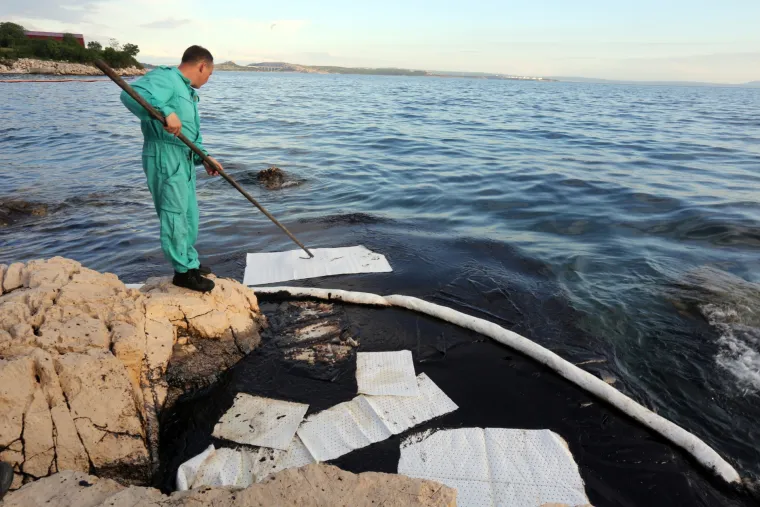 Sanacija naftnog zagađenja mora u mjestu Urinj pored rafinerije nafte INA