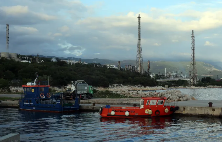 Sanacija naftnog zagađenja mora u mjestu Urinj pored rafinerije nafte INA