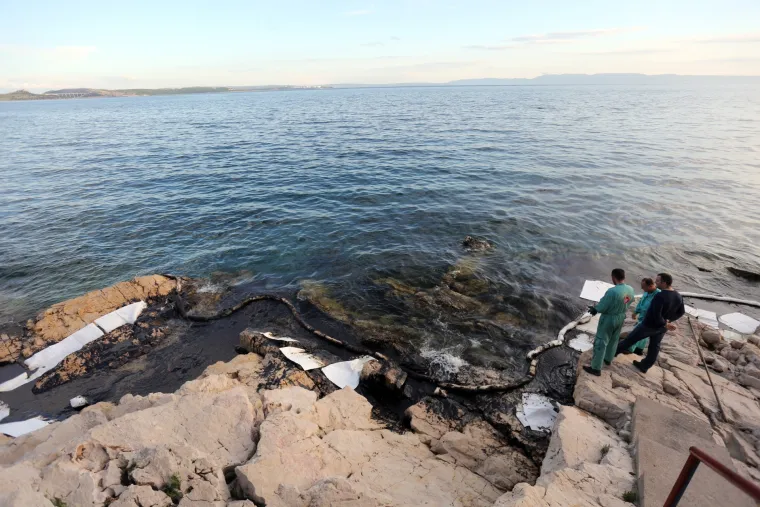 Sanacija naftnog zagađenja mora u mjestu Urinj pored rafinerije nafte INA