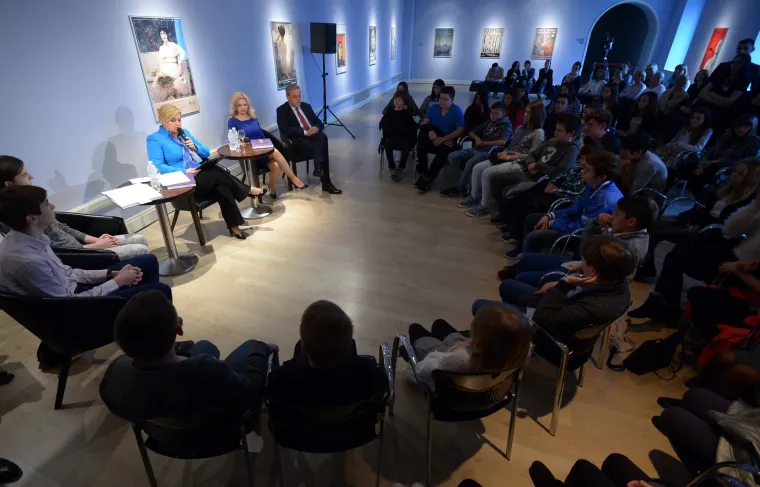 Predsjednica u Klovićevim dvorima čitala djeci priče I.B.Mažuranić