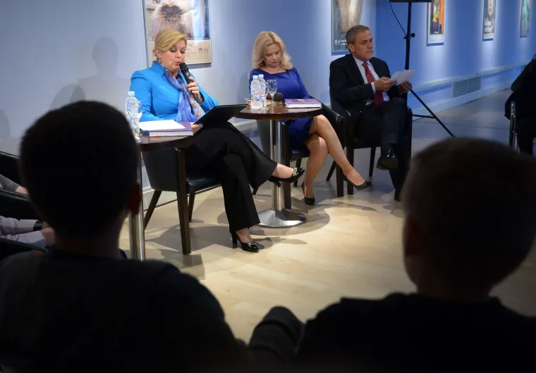 Predsjednica u Klovićevim dvorima čitala djeci priče I.B.Mažuranić