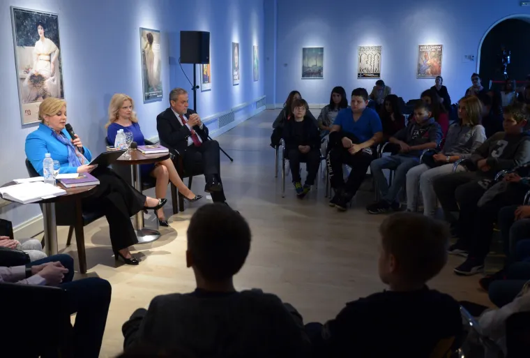 Predsjednica u Klovićevim dvorima čitala djeci priče I.B.Mažuranić