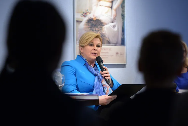 Predsjednica u Klovićevim dvorima čitala djeci priče I.B.Mažuranić