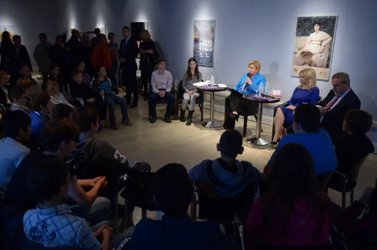 Predsjednica u Klovićevim dvorima čitala djeci priče I.B.Mažuranić