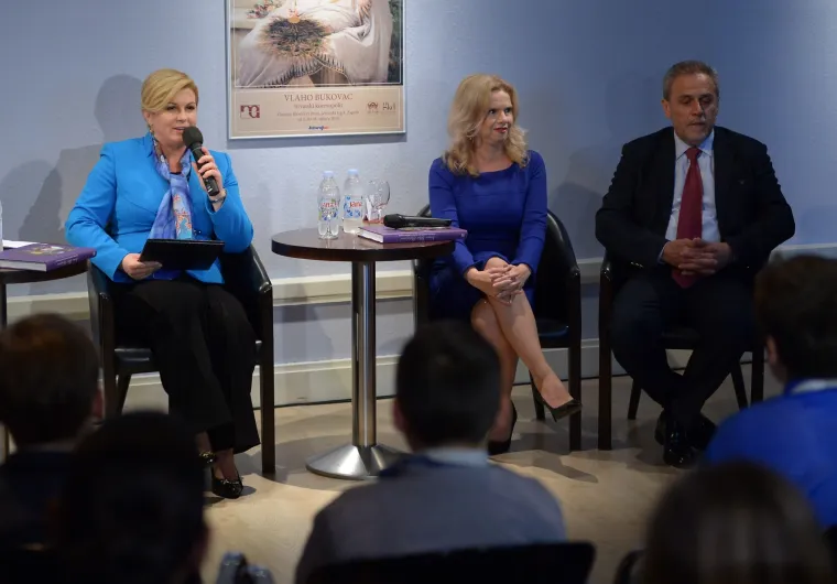 Predsjednica u Klovićevim dvorima čitala djeci priče I.B.Mažuranić