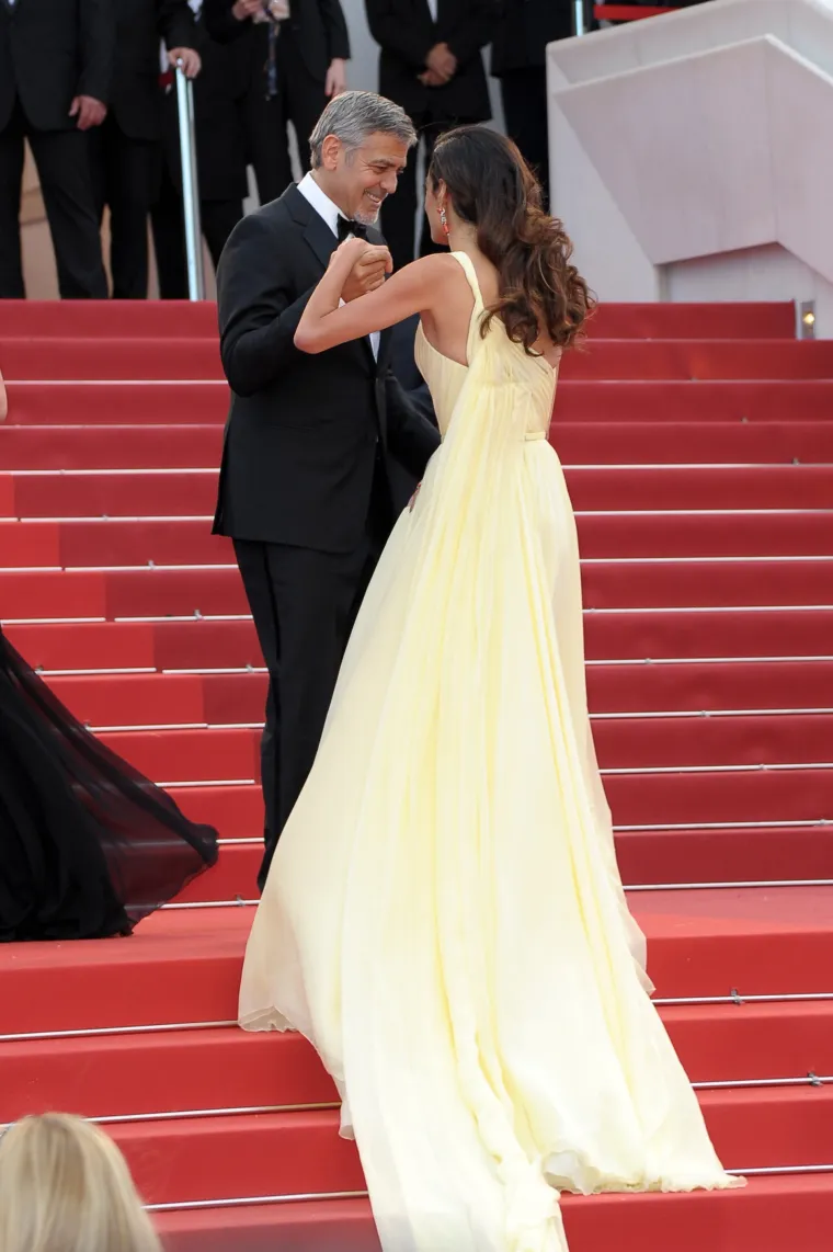 Vjetar zadao probleme lijepoj Amal Clooney, ali George joj je priskočio u pomoć
