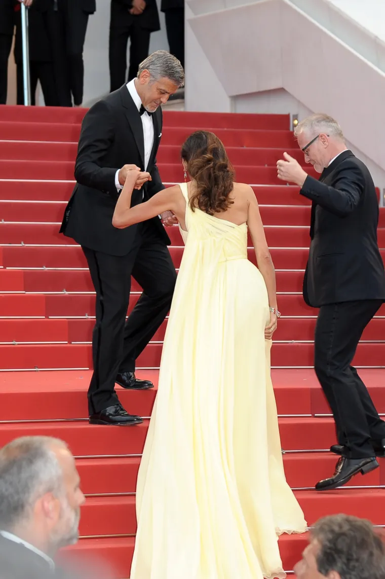 Vjetar zadao probleme lijepoj Amal Clooney, ali George joj je priskočio u pomoć