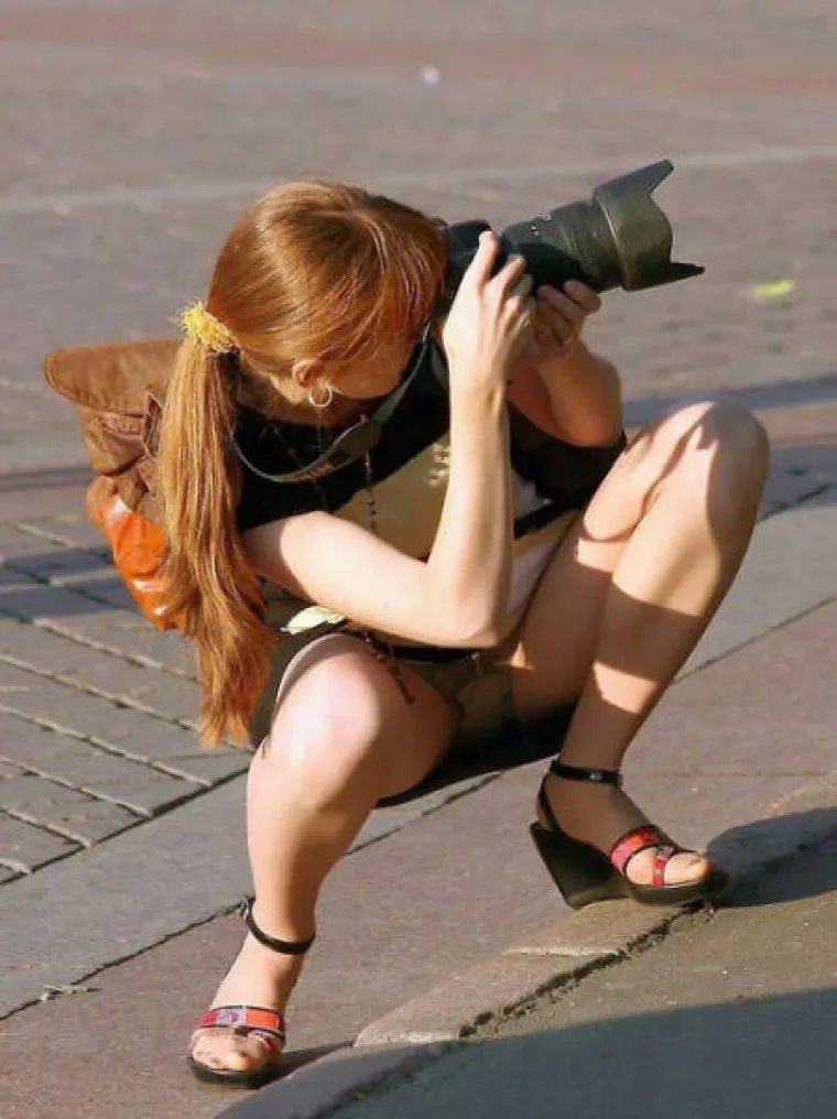 ČIM ONE IZAĐU U KRATKIM SUKNJAMA, POJAVI SE ROJ FOTOGRAFA: Samo čekaju da nešto proviri, kako im se da?!