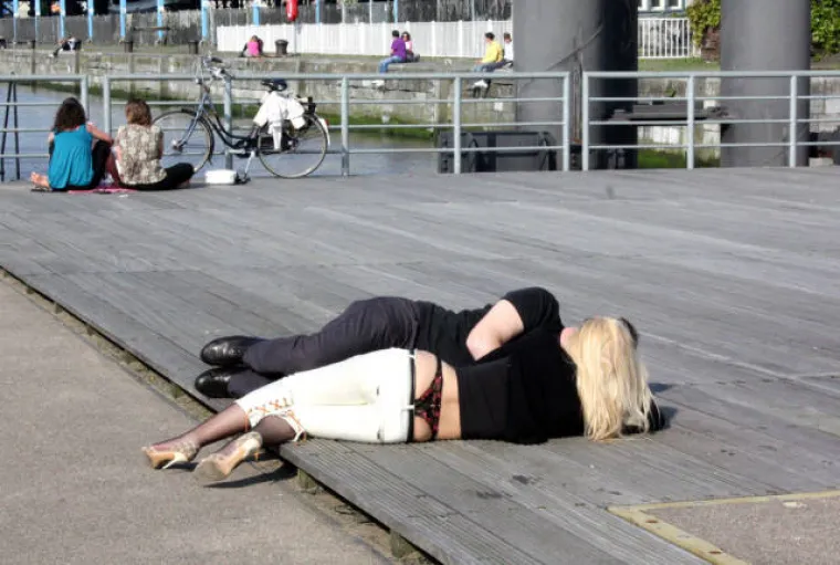 ČIM ONE IZAĐU U KRATKIM SUKNJAMA, POJAVI SE ROJ FOTOGRAFA: Samo čekaju da ne&scaron;to proviri, kako im se da?!