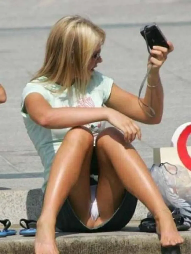 ČIM ONE IZAĐU U KRATKIM SUKNJAMA, POJAVI SE ROJ FOTOGRAFA: Samo čekaju da ne&scaron;to proviri, kako im se da?!