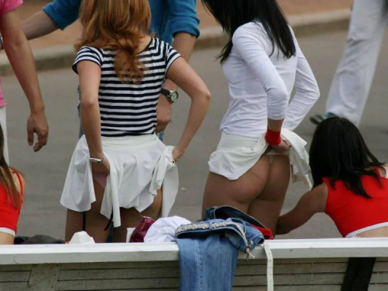 ČIM ONE IZAĐU U KRATKIM SUKNJAMA, POJAVI SE ROJ FOTOGRAFA: Samo čekaju da ne&scaron;to proviri, kako im se da?!