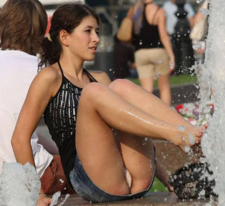 ČIM ONE IZAĐU U KRATKIM SUKNJAMA, POJAVI SE ROJ FOTOGRAFA: Samo čekaju da ne&scaron;to proviri, kako im se da?!