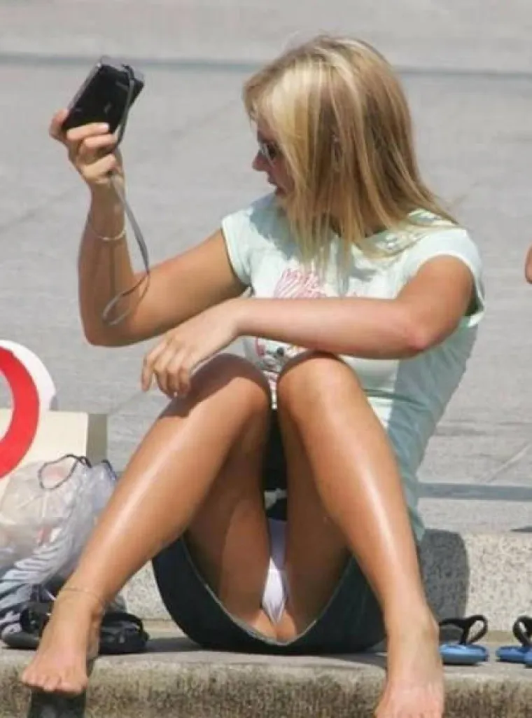 ČIM ONE IZAĐU U KRATKIM SUKNJAMA, POJAVI SE ROJ FOTOGRAFA: Samo čekaju da ne&scaron;to proviri, kako im se da?!