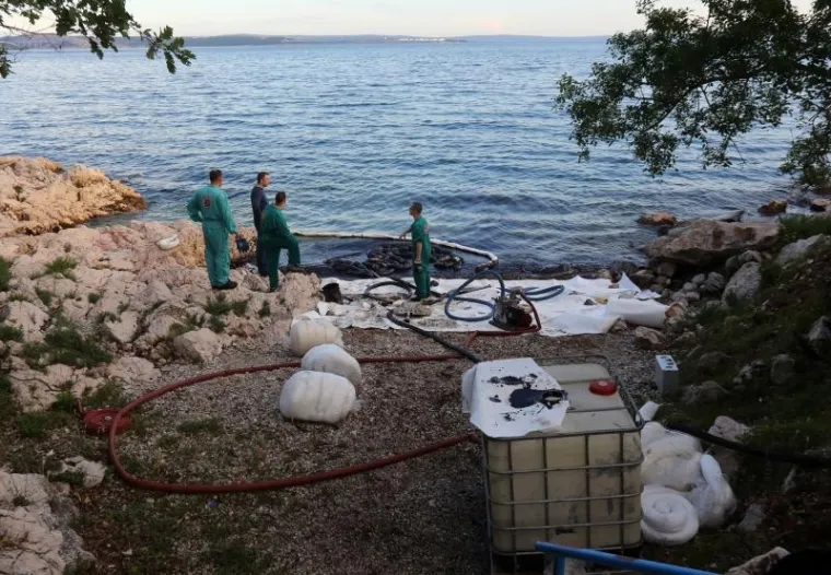 EKOLOŠKI INCIDENT: Iscurila nafta iz Inine rafinerije, zacrnilo se more i obala