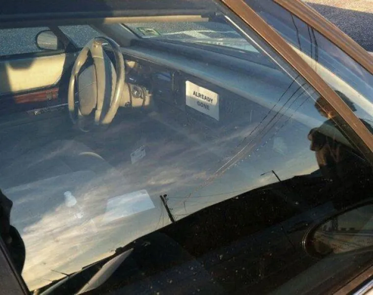Kada u automobil morate stavljati upozorenje da je radio već ukraden kako vam ne bi opet razbijali prozor bez razloga.