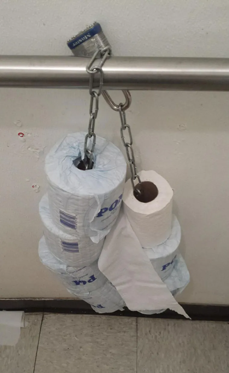 Ako je taletni papir u javnim WC-ima vezan lancem.