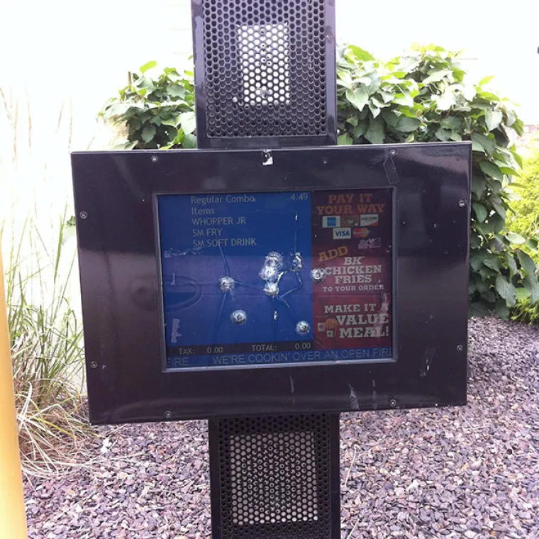 ZNAKOVI DA ŽIVITE U PRAVOJ ZABITI: Testovi očinstva na sve strane, toalet papir vežu lancem