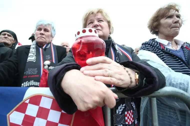 SJEĆANJE NA STRADALE: Tisuće odaju počast žrtvama Križnog puta u Bleiburgu