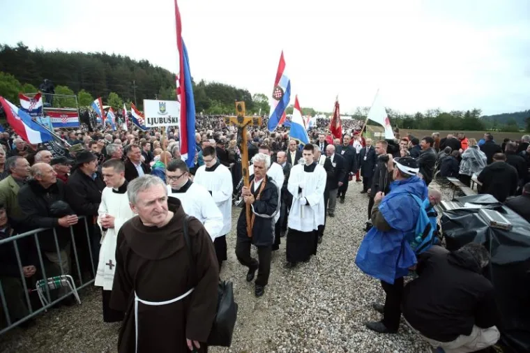 SJEĆANJE NA STRADALE: Tisuće odaju počast žrtvama Križnog puta u Bleiburgu