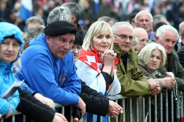 SJEĆANJE NA STRADALE: Tisuće odaju počast žrtvama Križnog puta u Bleiburgu