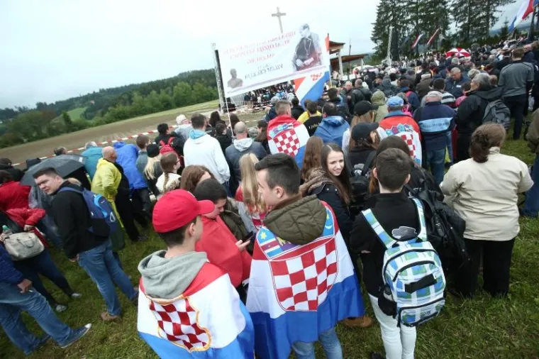 SJEĆANJE NA STRADALE: Tisuće odaju počast žrtvama Križnog puta u Bleiburgu