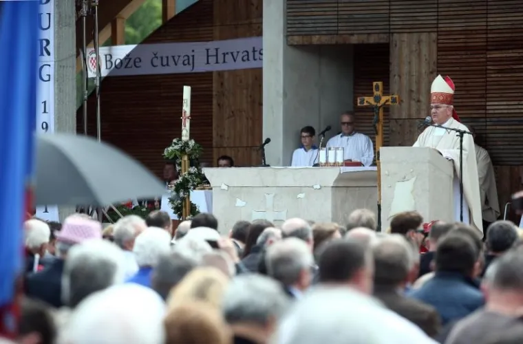 SJEĆANJE NA STRADALE: Tisuće odaju počast žrtvama Križnog puta u Bleiburgu
