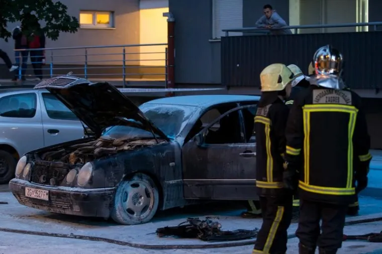Automobil marke Mercedes planuo je na parkiralištu u Ulici Miroslava Milića u zagrebačkom naselju Špansko. Vatrogasci su ugasili požar, a policija obavlja očevid.