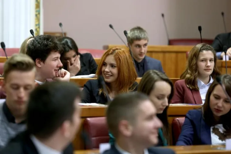 Služba za građane Hrvatskoga sabora u suradnji s Agencijom za odgoj i obrazovanje Ministarstva znanosti, obrazovanja i sporta organizirala je četvrtu po redu simuliranu sjednicu Hrvatskoga sabora za učenike srednjih &scaron;kola.