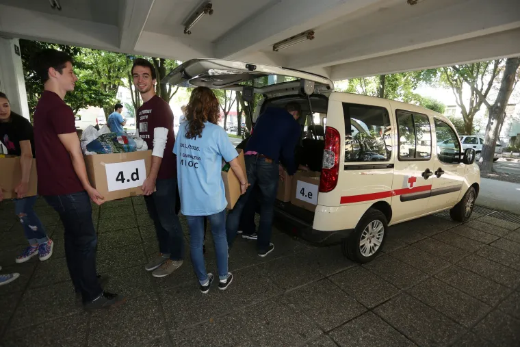 Maturanti zagrebačke XV. gimnazije sakupili 300 kg hrane te ju donirali socijalnom dućanu Crvenog križa
