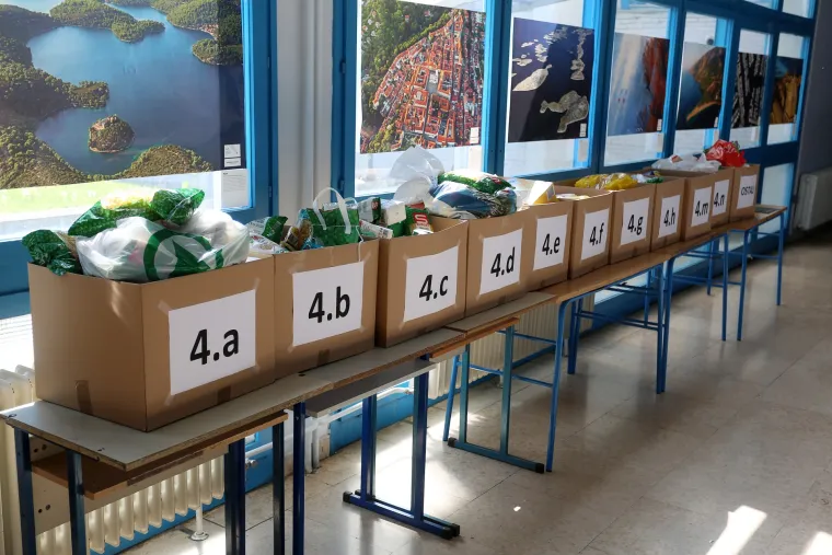 Maturanti zagrebačke XV. gimnazije sakupili 300 kg hrane te ju donirali socijalnom dućanu Crvenog križa