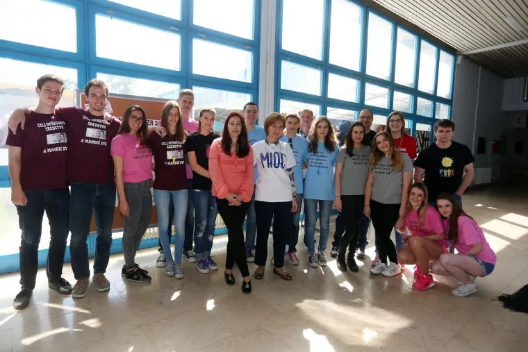 Maturanti zagrebačke XV. gimnazije sakupili 300 kg hrane te ju donirali socijalnom dućanu Crvenog križa