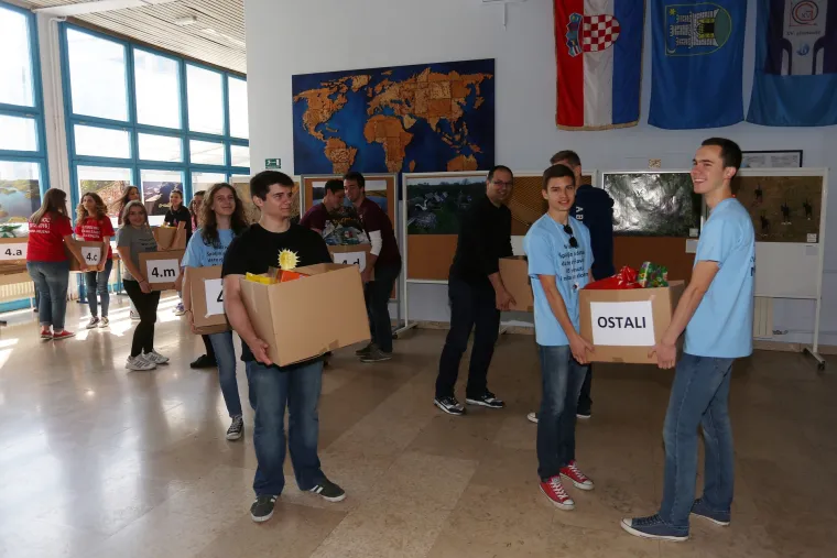Maturanti zagrebačke XV. gimnazije sakupili 300 kg hrane te ju donirali socijalnom dućanu Crvenog križa