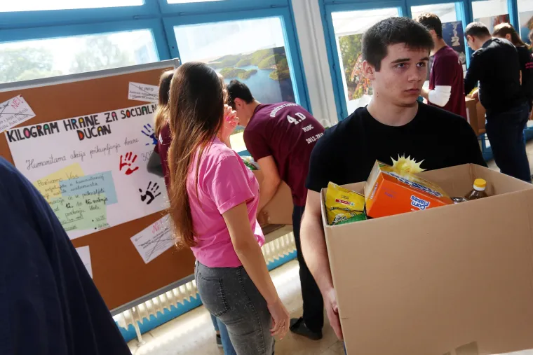 Maturanti zagrebačke XV. gimnazije sakupili 300 kg hrane te ju donirali socijalnom dućanu Crvenog križa