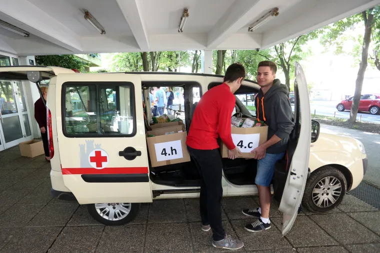 Maturanti zagrebačke XV. gimnazije sakupili 300 kg hrane te ju donirali socijalnom dućanu Crvenog križa