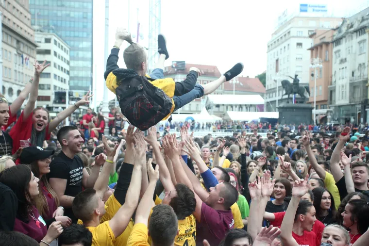 Maturanti okupirali ulice hrvatskih gradova: ovako slave zadnji dan &scaron;kole