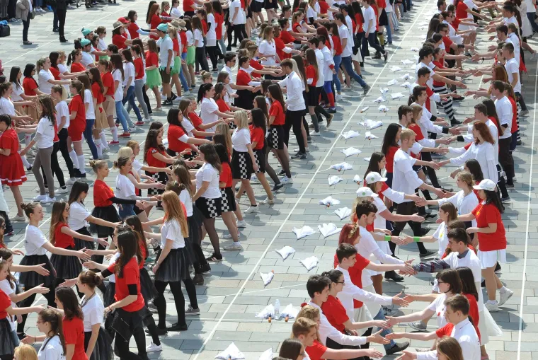 Maturanti okupirali ulice hrvatskih gradova: ovako slave zadnji dan &scaron;kole